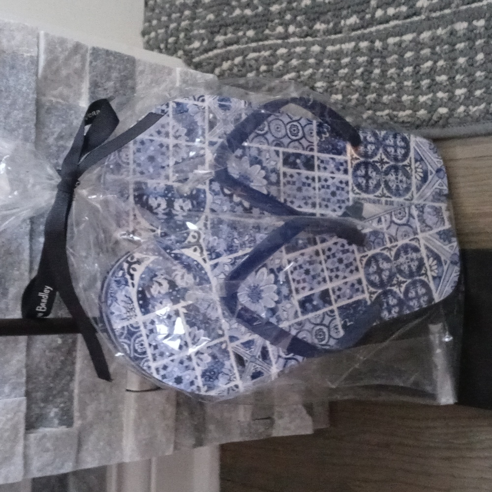 Vera Bradley large flip flop 9/10